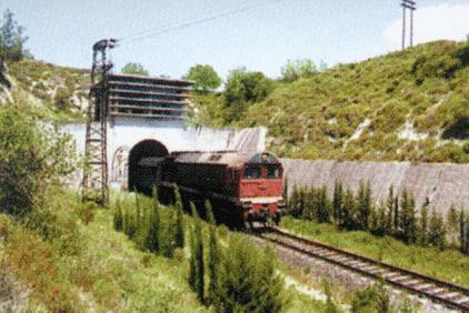 Die russische Diesellok LDE2800 auf der Strecke Aleppo-Latakia