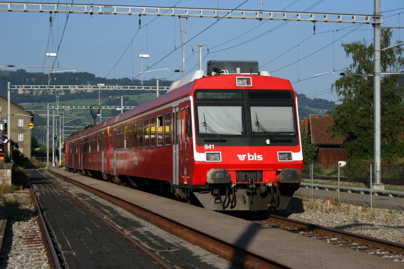 Die S6 21630 wartet am 24.8.2009 in Malters die Kreuzung mit S6 21629 ab. Gezogen wird der Zug durch RBDe 565 241. 