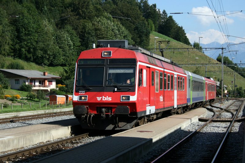 Die S7 21761 mit RBDe 565 235 erreicht am Nachmittag des 24.8.2009 Menznau, den letzten Zwischenhalt vor der Endstation Willisau. 
