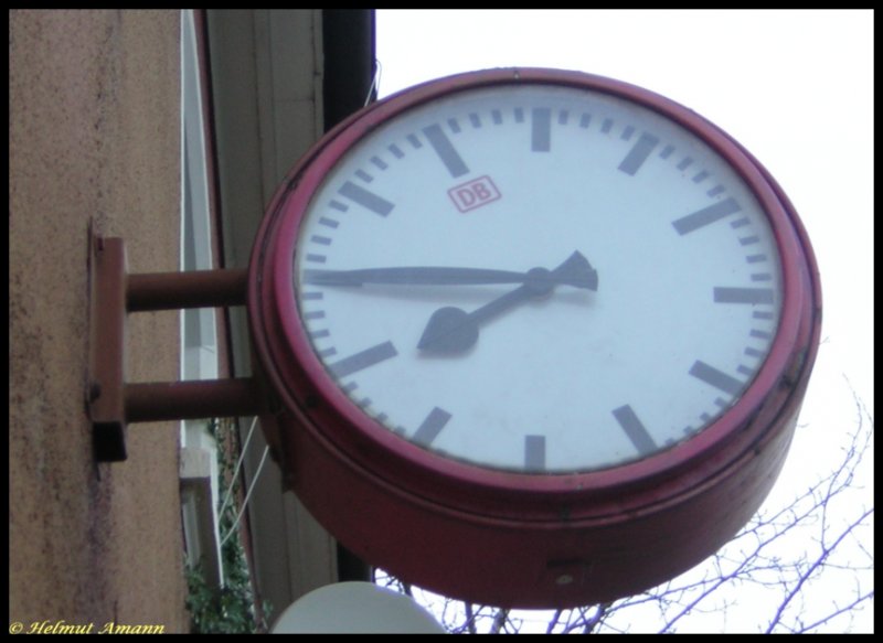 Die schiefe Bahnhofsuhr von Maintal - am 19.12.2006 aufgenommen um 8.50 Uhr morgens am Bahnhof Maintal-Ost.