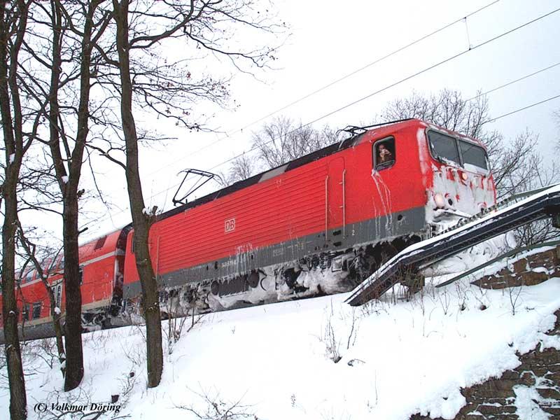 Die vom Schneetreiben stark gezeichnete 143 570 fand ich fotogen - was aber der Bahner im Dienst an mir fotogen fand, ist mir rtselhaft. 25.01.2005 bei Klingenberg-Colmnitz
