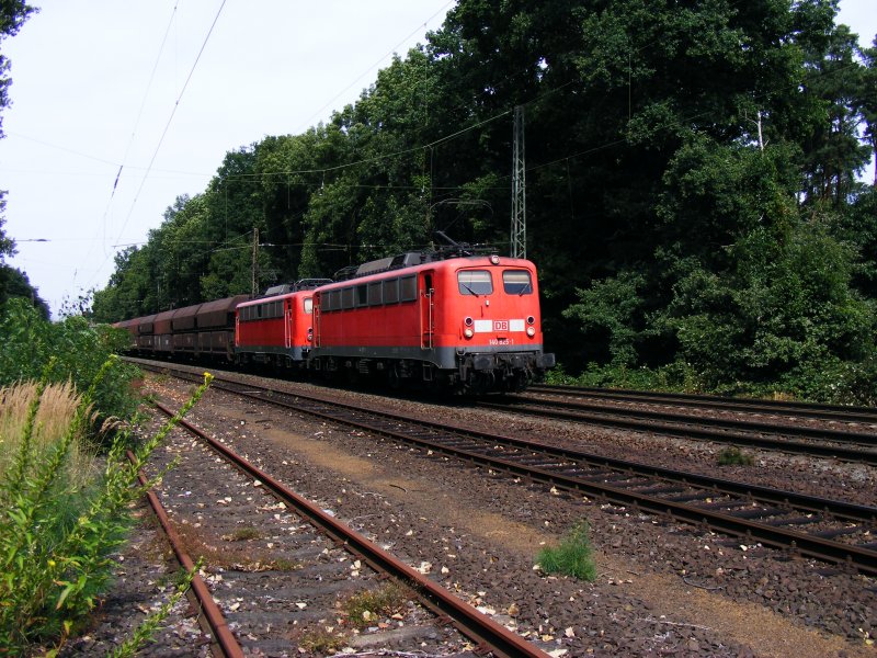 Die Schranke war unten. Dann kam 140 825 + 140 xxx mit 2.200t-Erz-Gag nach Linz (Donau). Zwischen Frankurt und Aschaffenburg_Aug 2008