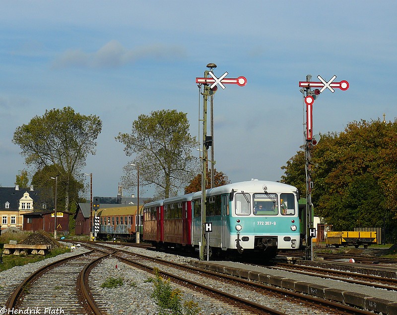Die seit dem 29.09.2009 im Bahnhof Schlettau aufgestellten Formausfahrsignale bilden das neueste Fotomotiv auf der BSg-Linie. Die Ferkeltaxengarnitur mit 772 367 an der Spitze rollte am 03.10.2009 in den Schlettauer Bahnhof.