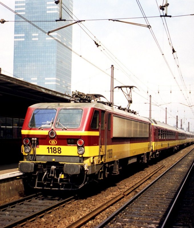 Die SNCB 1188 ist mit NS-Wagensatz IC aus Amsterdam C am 4. August 2000 in Bruxelles Midi eingetroffen.