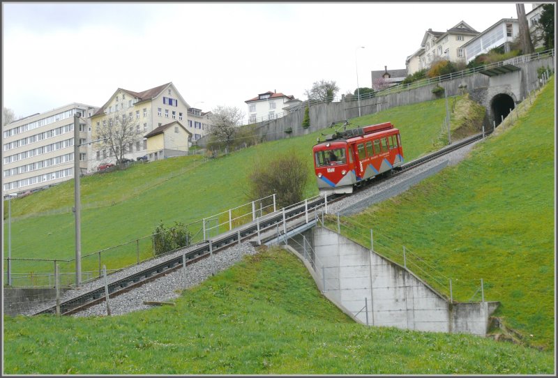 Die Spurweite betrgt ungewhnliche 1200mm und die Fahrdrahtspannung 600V Gleichstrom. Wegen der starken Neigung sind ebenerdige Kreuzungen Bahn/Strasse nicht mglich, deshalb die zahlreichen Unter- und berfhrungen. (14.04.2008)