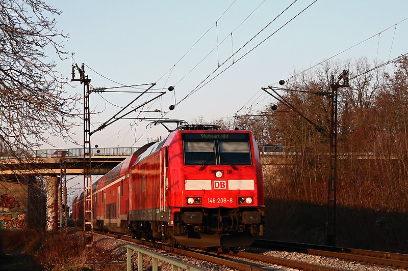Die Stuttgarter 146 206 befrdert am 31. Januar 2009 den RE 19513 von Heidelberg nach Stuttgart und konnte dabei bei St. Ilgen bildlich festgehalten werden. Der nchste Halt des Zuges ist der Bahnhof von Wiesloch-Walldorf.