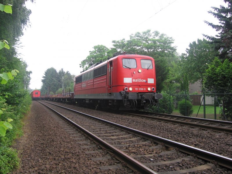 Die Unglckslok 151 056 steht am 12.06.07 in Hennef(Sieg). Im Zugverband war vorher ein Wagen herausgesprungen, deswegen war die KBS 460 ab Hennef(Sieg) bis Eitorf gesperrt.