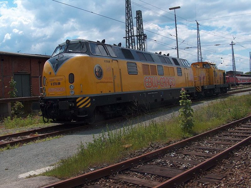 Die V 270 und dahinter die 150 der EBW Cargo bei einem Halt im Bahnhofsbereich in Lichtenfels. Sie waren Bauzugloks bei der Streckenerneuerung Lichtenfels - Coburg