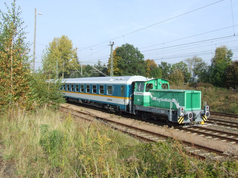 Die Werklok der Vogtlandbahn beim rangieren mit Alex-Wagen am 11.10.07 in Neumark(Sachs).