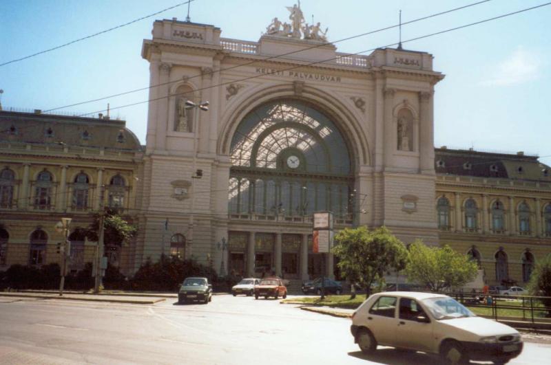 Die zweite imposante Ansicht des grten Budapester Bahnhofes - Keleti palyaudvar