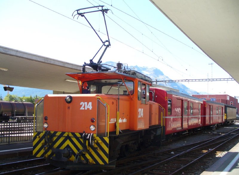 RhB - Arbeitende Rangierlok Ge 3/3 214 mit 2 Gep�ckwagen