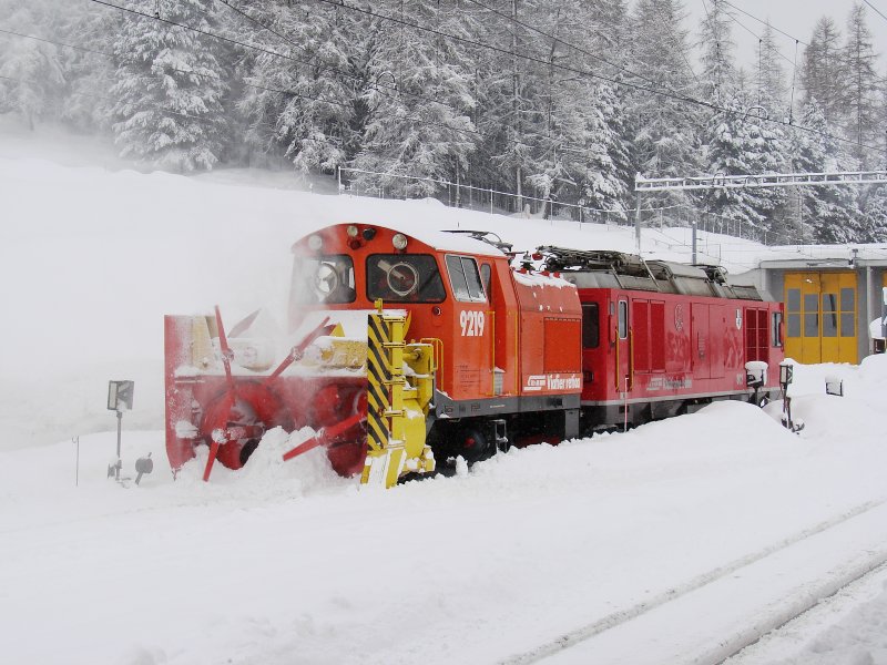 Schneeschleuder Xrot et 9219 und lok. Gem 4/4 802
Pontresina -