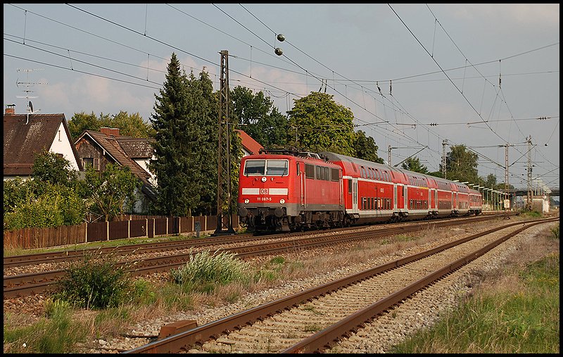 Diese 111er zieht ihren Doppelstockzug in Richtung Augsburg. Aufgenommen in den Sommerferien 2008 in Haspelmoor.