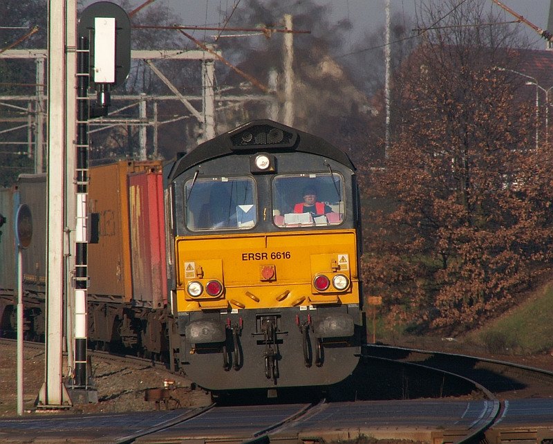 Diese Class 66 der ERS verlsst den Venloer Bahnhof. Das Foto stamtm von einem kalten 22.12.2007.