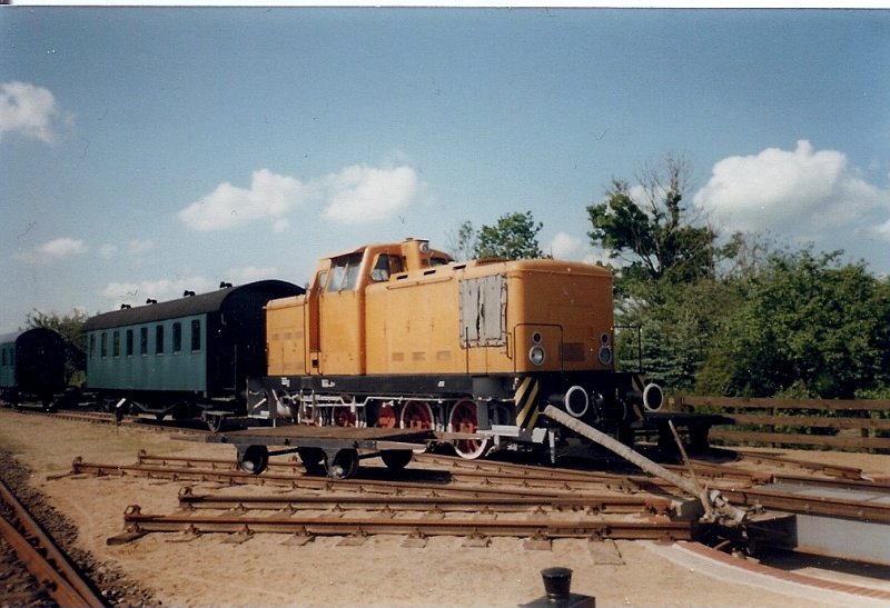 Diese ehmalige Werklok,vom nahgelegenden Chemiewerk in Schwedt,steht Heute im Eisenbahnmuseum Gramzow.Im Mai 1997 war ich das Erstemal dort und habe auch diese Lok fotografiert.