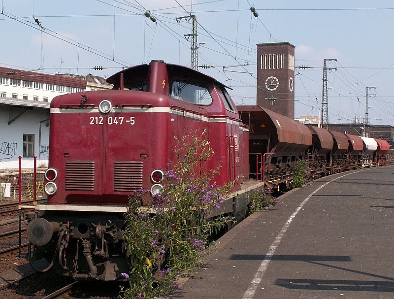 Diese Lok (212 047-5) steht mit einigen Gterwagen im Dsseldorfer Hauptbahnhof. Das Foto stammt vom 12.08.2007