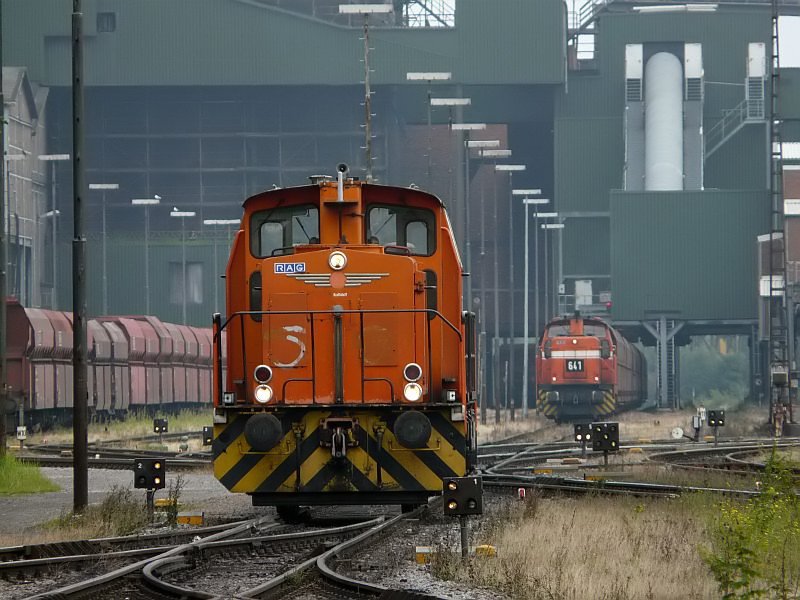 Diese Lokomotive rollt langsam auf das Werkstor zu, whrend im Hintergrund ein weiterer Kohlezug beladen wird. Das Foto stammt vom 05.08.2008 
