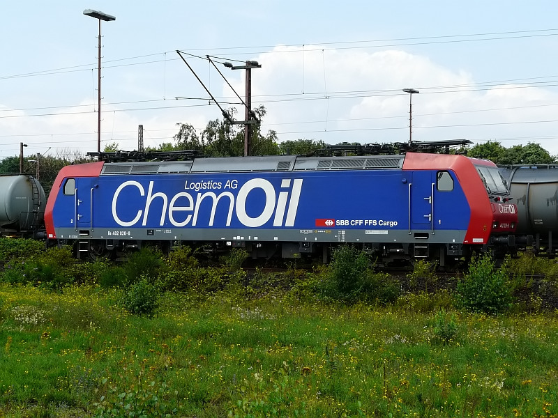Diese Lokomotive wartet in Duisburg auf neue Aufgaben. Das Bild stammt vom 20.07.2009