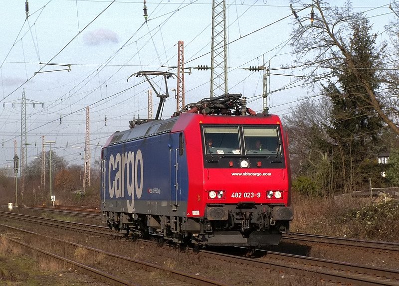 Diese Re 482 der SBB Cargo fhrt durch Ratingen. Das Foto stammt vom 25.01.2008