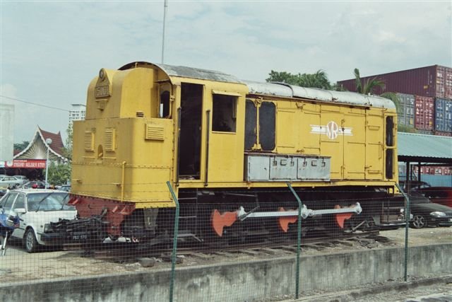 Diesel-Rangierlok 15101 der Malayischen Staatsbahn (KTM), gebaut 1954 von English Electric, aufgestellt im Bahnhof Butterworth. Auffllig ist der gute Zustand dieser Denkmallok. Aufnahme vom 04.12.2008.   