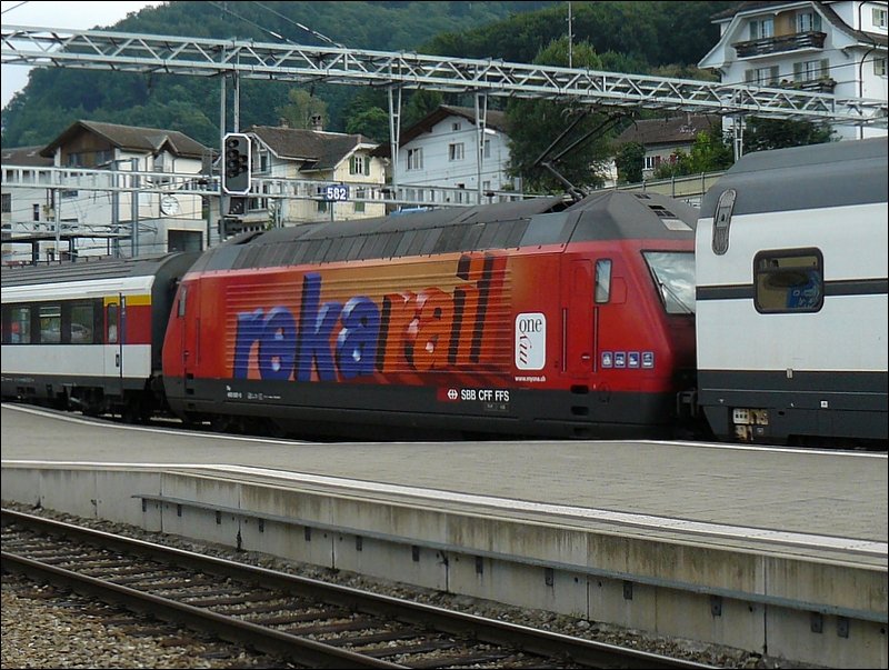 Dieselbe Re 460 087-0 mit ihrer Werbung fr Reka Rail von der anderen Seite und hier in der Mitte des Zuges fotografiert im Bahnhof von Spiez am 28.07.08 (Hans)