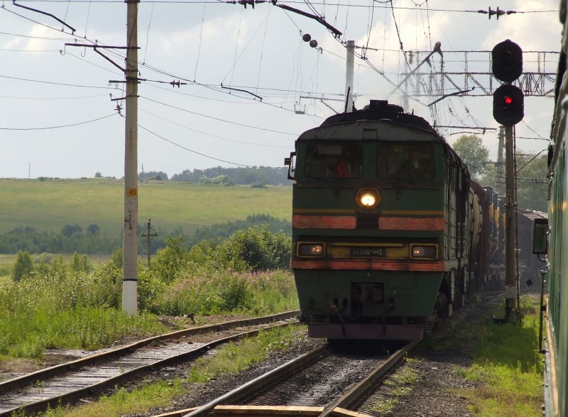 Diesellok 2TE116 at Blagoveshenskoye station (near Volokolamsk, Riga line) Moscow region 5.07.2008