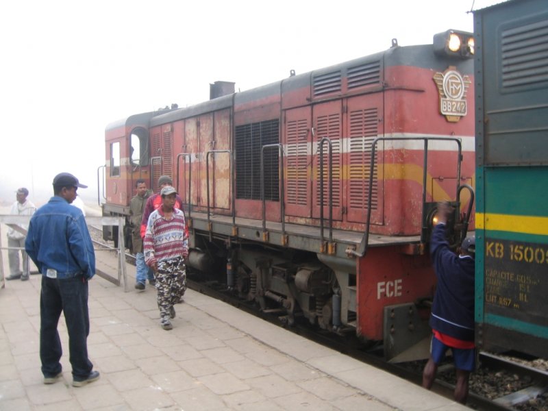 Diesellok BB242 der FCE ( Fianarantsoa - Cote Est Railway) Madagaskar. Es handelt sich um eine ehemalige portugiesische Lok der Reihe 9020, geliefert von Alsthom. Foto aufgenommen am 4.10.2006