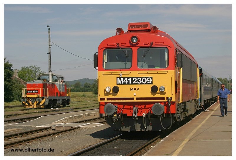 Diesellok M41 2309 vor einem Zug nach Budapest in Tapolca, aufgenommen am 06.08.2005