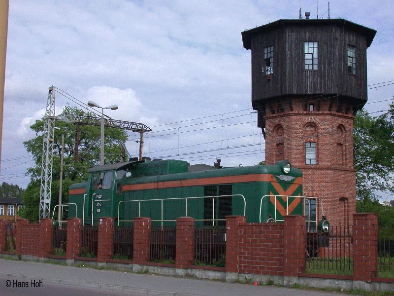 Diesellok SM 42 im Bf Swinemnde. Im Hintergrund ein Wasserturm aus Reichsbahnzeiten. Juni 2002.
