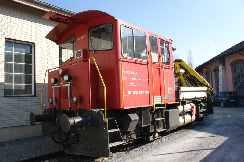 TM232023-2 parked next to the Rotunda in Délémont. 21.03.2009. (automatically