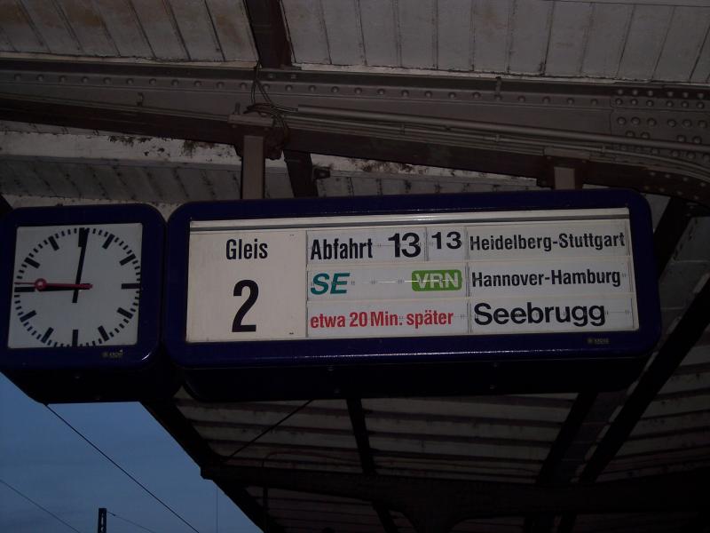 Diesen Zug gibt es gar nicht achtet mal auf die Uhrzeit!!Am 12.5.2005.Mit VRN fr max 7? ticket die Bahn macht Mobil!!!!!!!!!!!!!!
Weinheim(Bergstr) wie ich auf bahn.de geguckt habe macht es 12-20 H fahrt. 