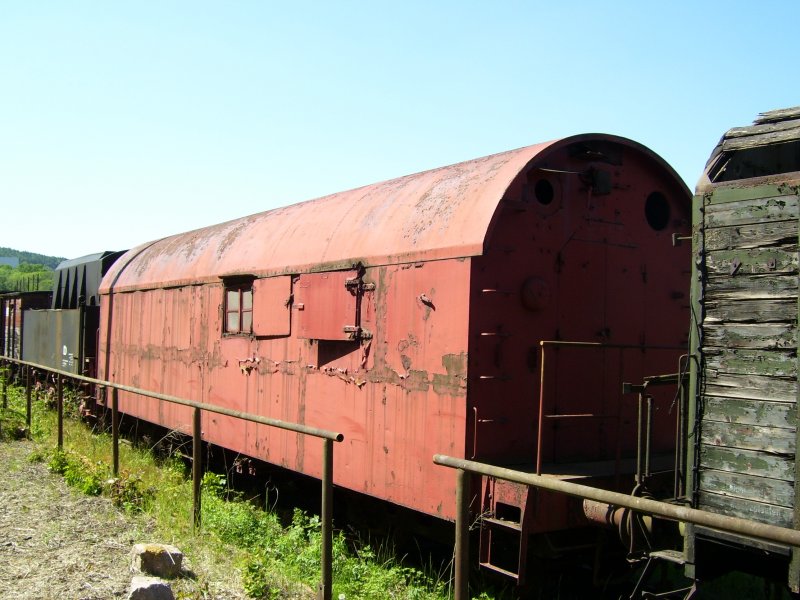 Dieser Munitionswagen des Eisenbahgeschtz Dora ist im Eisenbahnmuseum Schwarzenberg erhalten geblieben. Nach dem Krieg diente er als Werkstadtwagen.