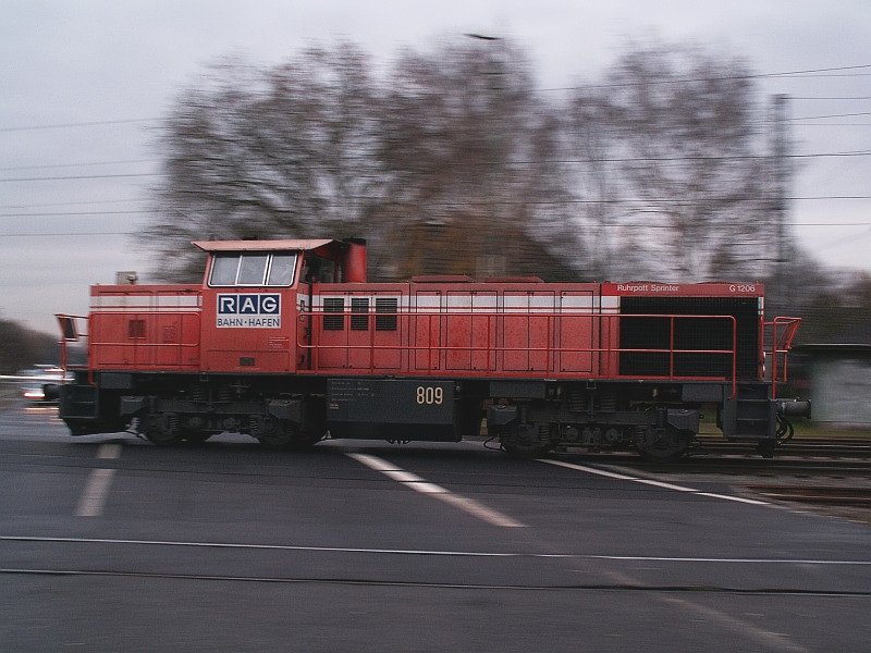 Dieser  Ruhrpott-Sprinter  rauscht durch Moers in Richtung Bahnhof. Das Foto stammt vom 21.11.2007