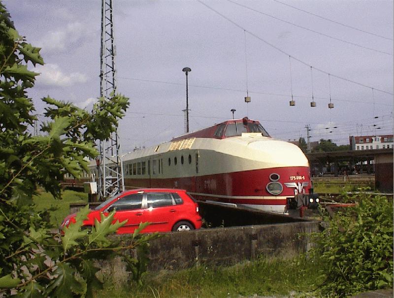 Dieser VT 18 ist dauerhaft in Berlin Lichtenberg abgestellt. 16.6.02