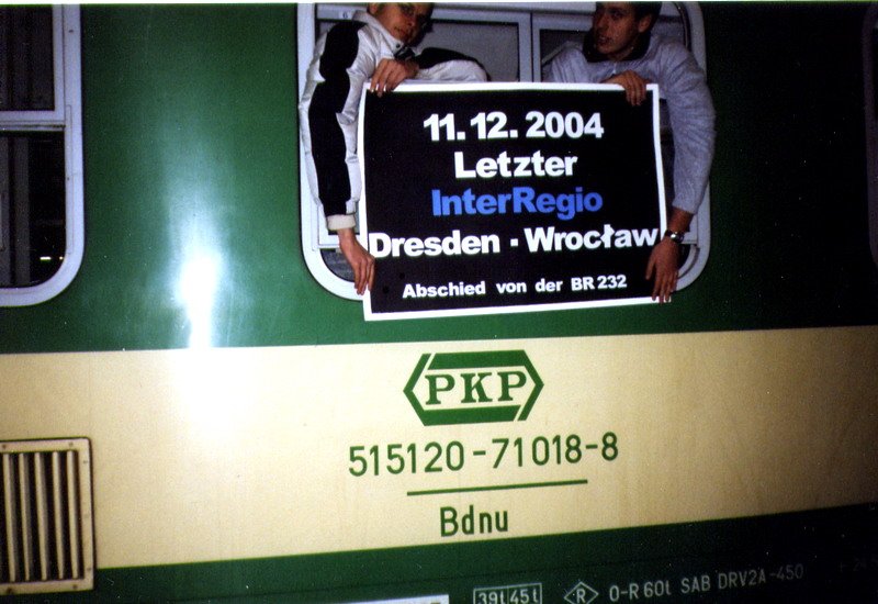 Dieses tolle Plakat der 2 jungen Herren kennzeichnete am 12.12.2004 den letzten InterRegio 454. Er kam von Wroclaw und fuhr ber Grlitz, Lbau(Sachs.) und Bautzen gerade in Dresden-Neustadt ein. Nach ca. 2-mintigem Aufenthalt setzte er seine Fahrt zum Dresdner HBF fort.