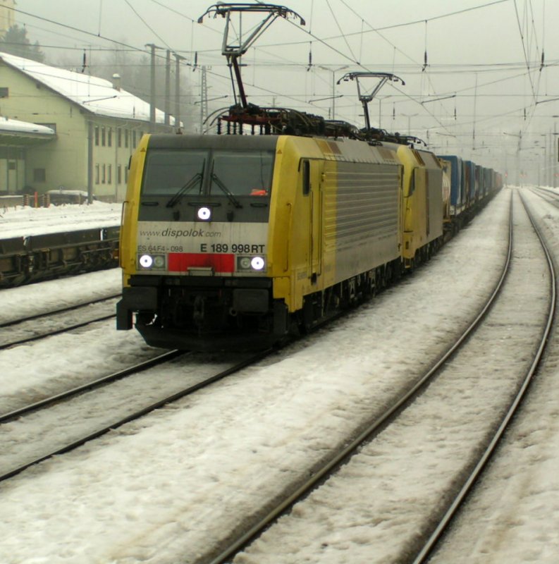 Dispolok E 189 998 fhrt mit Schwesterlok und Gterzug auf einem Nebengleis durch den Bahnhof Kufstein. 04.02.06