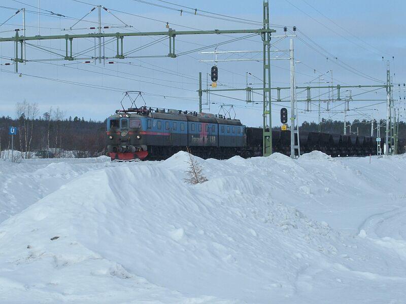 Dm3 mit leeren Erzzug von Narvik nach Kiruna passiert am 20.03.2006 die Ausweichstelle Krokvik 10 km vor Kiruna. Die Ausweichstellen bzw. Bahnhfe sind meistens alle 9 bis 11 km auf der eingleisigen Strecke angelegt, alle Weichen und Signale zwischen Lulea und Riksgrnsen, ca. 400 km, werden alle von einen Stellwerk in Boden bedient,  es funktioniert auch noch bei -40 Grad!