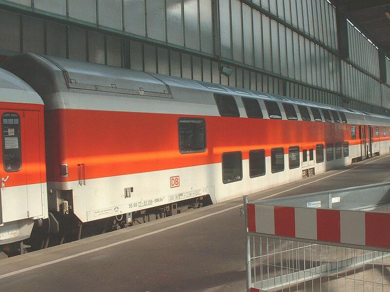Doppelstock-Schlafwagen DWLBm172 im Nachtzug Kopenhagen - Stuttgart am 23.08.2002 in Stuttgart Hbf.