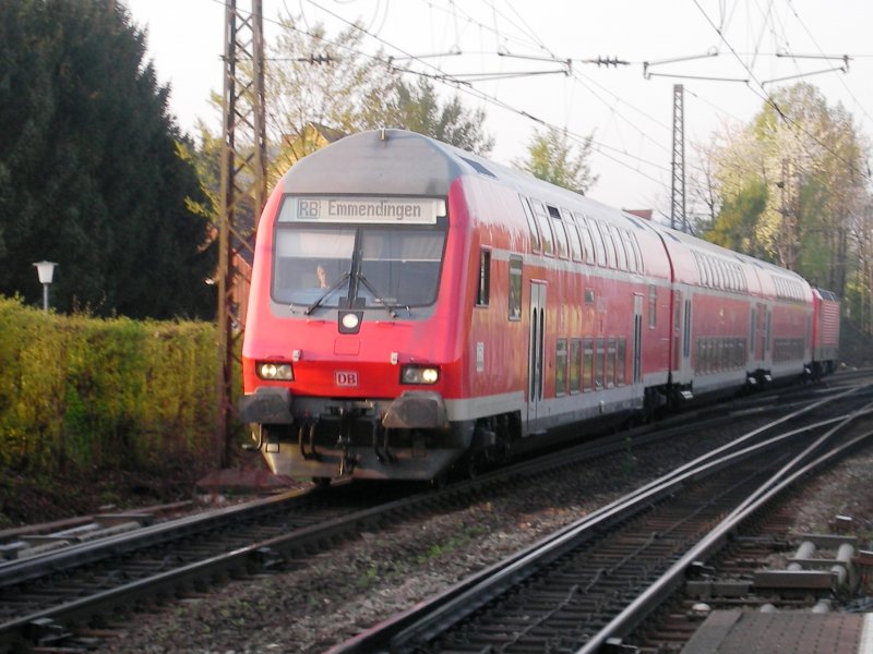 Doppelstockzug als RB (Regionalbahn) Richtung Emmendingen bei der Einfahrt in