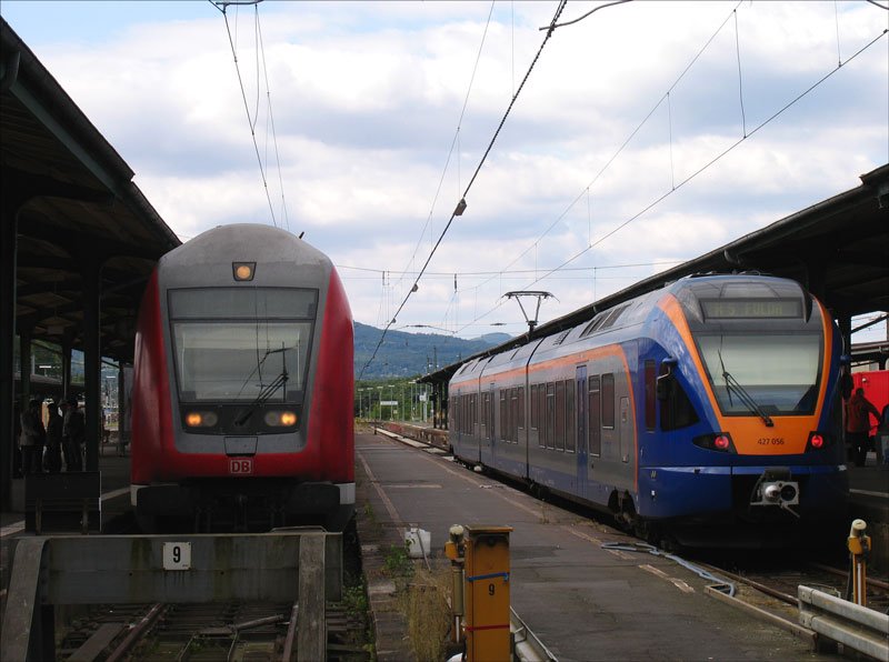 Auf Gleis 9 ist angekommen ein RE aus Frankfurt (Main)