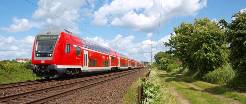 RE 21421 nach Hamburg Hbf hat nach einem kurzen Zwischenhalt