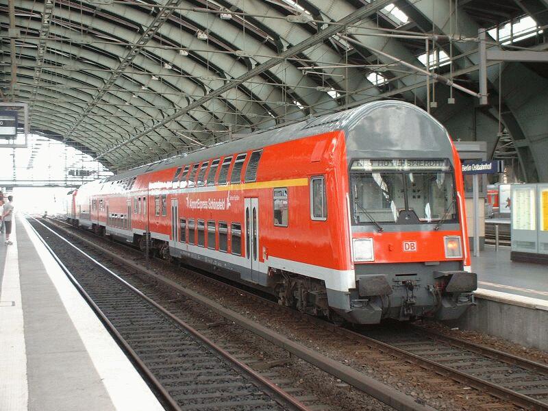 Doppelstock-Steuerwagen  Airport Express Schnefeld  in Berlin Ostbahnhof am 19.06.2002. Erste Grlitzer Bauart nach der Wende, jetzt in verkehrs-rot. 