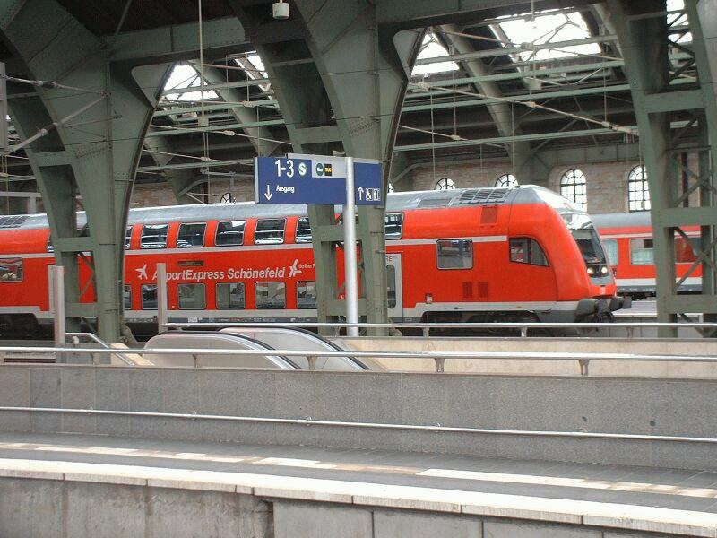 Doppelstock-Steuerwagen  Airport Express Schnefeld  in Berlin Ostbahnhof am 19.06.2002. Neuste Grlitzer Bauart mit Klimaanlage, gibt es nur in verkehrs-rot. 