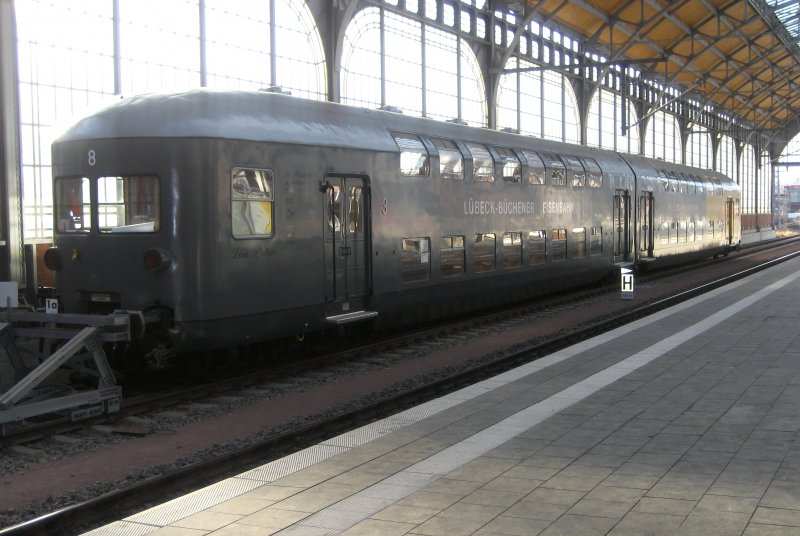 Gesehen am 19.Januar 2009 im Hauptbahnhof L�beck.
Historischer Doppelstockwagen der L�beck-B�chener