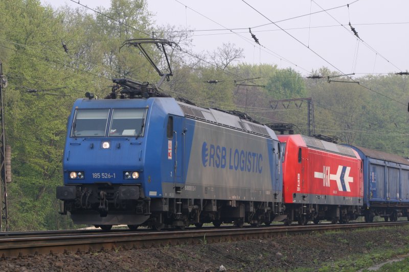 Doppeltraktion HGK am 14.4.09 in Duisburg-Neudorf.Zuglok war 185 526 und im schlepp hatte sie 145-CL-011