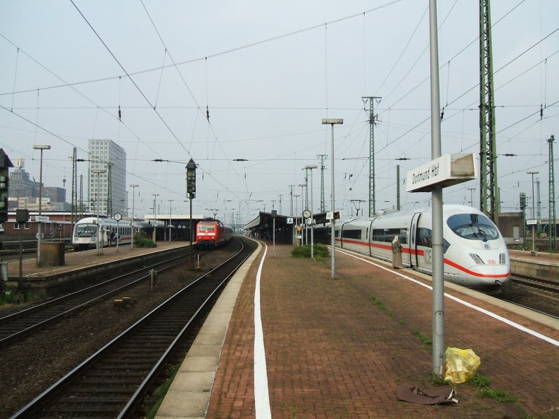 Links der IC 2310 nach Westerland/Sylt,mitte die BR 120 122-7
mit