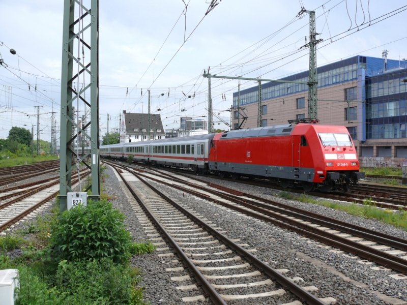 101006-5 at the entrance to the main station in Dortmund