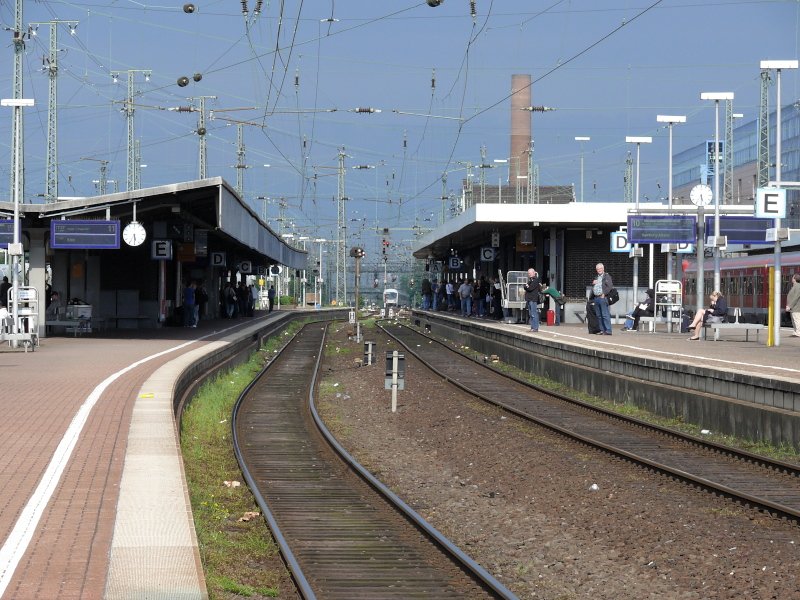 Track 10 and 11 Dortmund Hbf 17.05.2009. (automatically translated, Powered