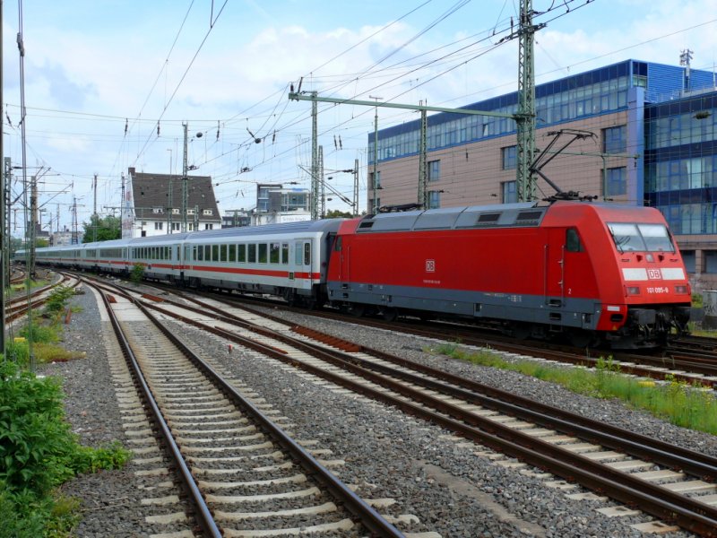 101 095-8 bei der Einfahrt in den Dortmunder Hauptbahnhof am