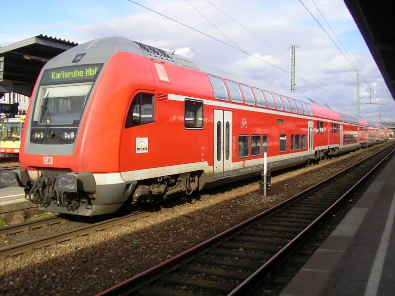 Dostos der neuesten Baureihe fahren schon immerhin einen Umlauf auf dem IRE Stuttgart - Karlsruhe, hier abgelichtet in Pforzheim am 31.3.06